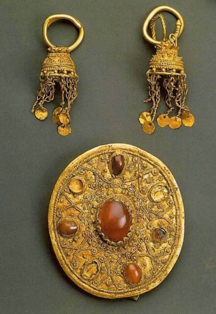Подвески и фибула, золото, сердолик, цветное стекло,2-1 в. до н.э.
