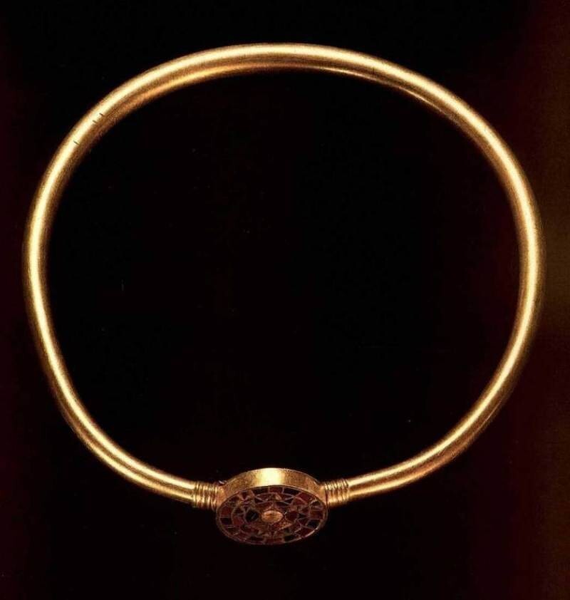 Шейная гривна, золото, цветное стекло, 4-5 в. н.э.
