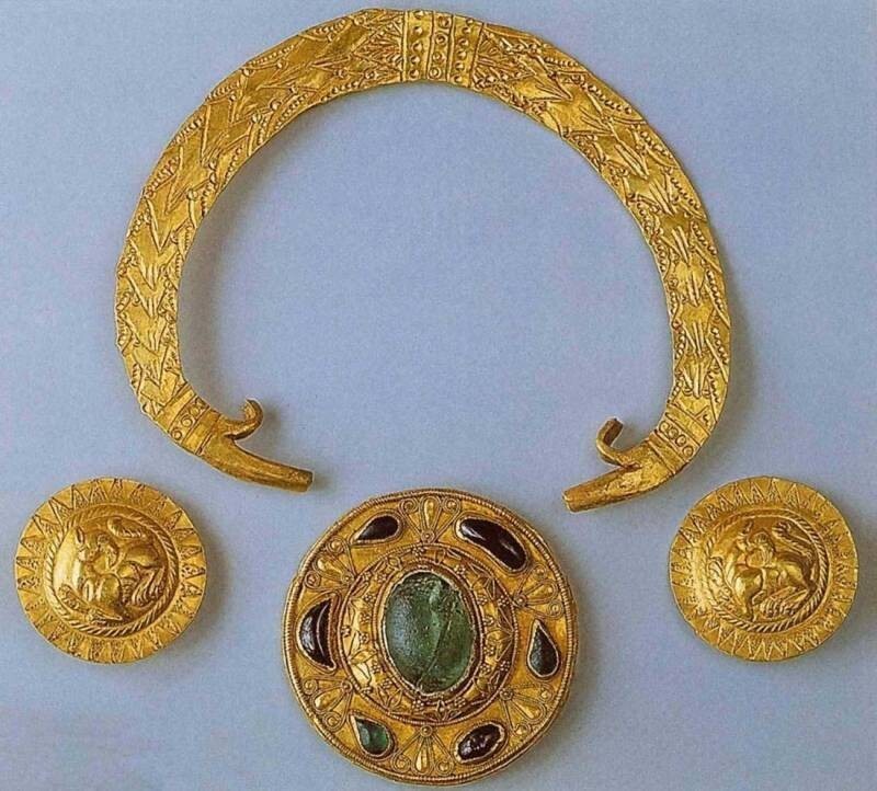 Скоба, фибула, бляхи с изображением грифонов,золото, стекло, эмаль, 2-1 в. до н.э.