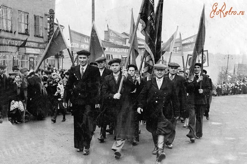 1907 — во многих европейских столицах прошли демонстрации трудящихся по случаю праздника Первого мая, а в Варшаве в этот день объявлена всеобщая забастовка.