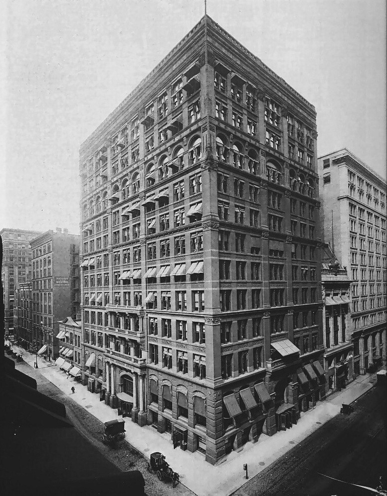 1884 — в Чикаго начато строительство 10-этажного дома — первого небоскрёба.