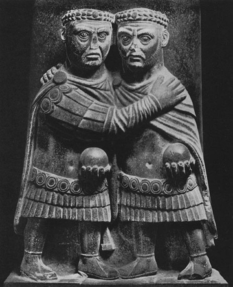 305 — древнеримские правители Диоклетиан и Максимиан отказались от власти.