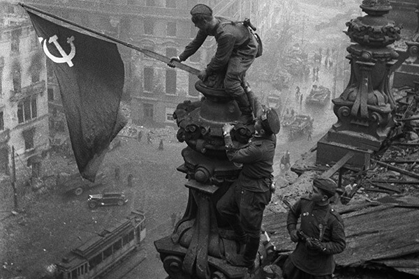 1945 — в Берлине над Рейхстагом водружено Знамя Победы.