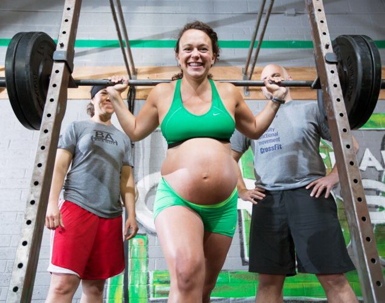 Беременная женщина в спортзале