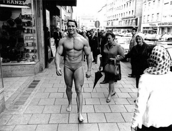 8. Арнольд Шварценеггер прогуливается по улицам Мюнхена, демонстрируя отличную физическую форму, чтобы стимулировать окружающих посещать спортзал