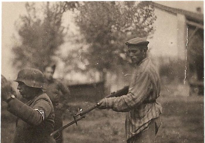 9. Бывший узник концлагеря держит под прицелом нацистского солдата