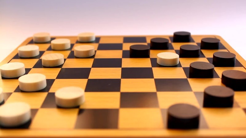 10) В шашках возможны всего лишь семь различных вариантов первого хода.