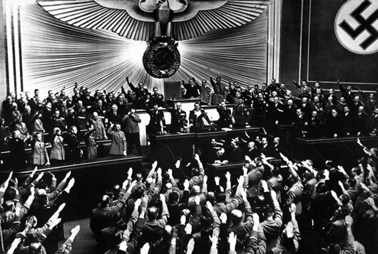 Заседание нацистского «рейхстага» в «украшенном» свастикой зале Кролль-оперы.