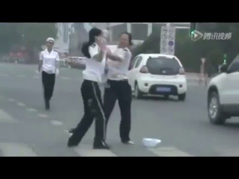 Жесткие разборки полицейских в Китае 