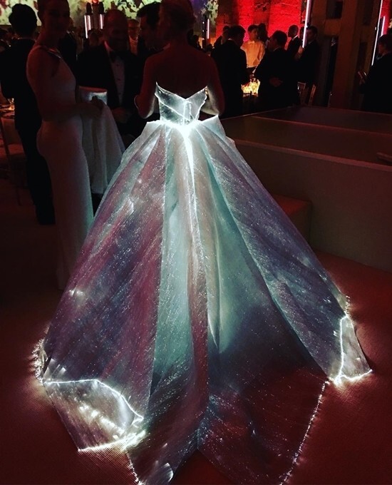 Сияющее платье превратило актрису Клэр Дэйнс в настоящую Золушку на балу Met Gala