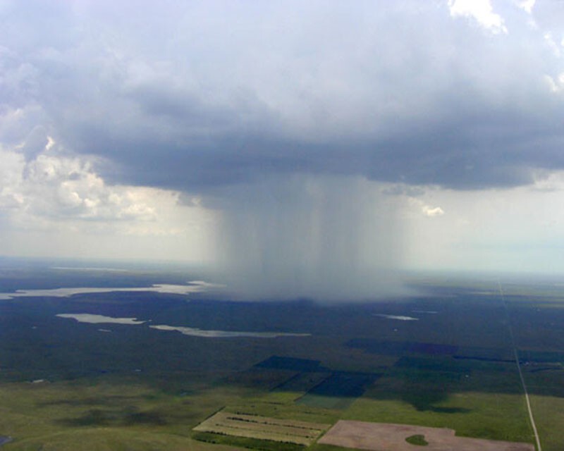 Дождь из окна самолета: зрелище, которое захватывает дух