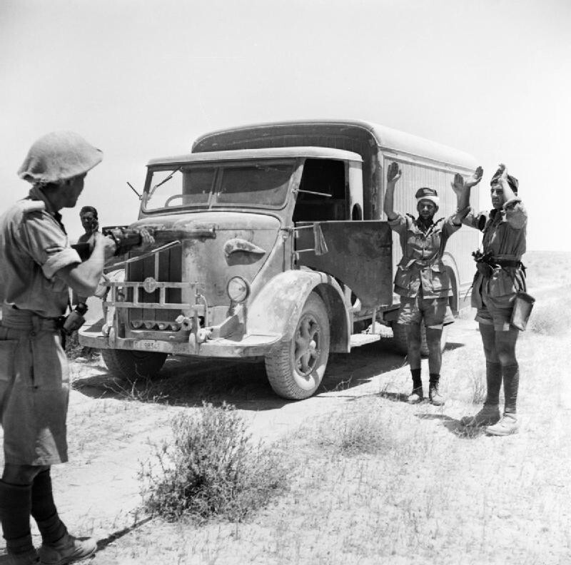 Bianchi Miles, Италия (на фотографии британский солдат берёт в плен экипаж итальянского грузовика в Западной пустыне в июне 1942 года). 