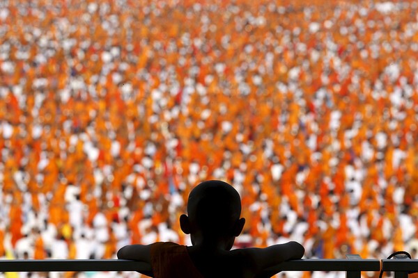 Более 100 тысяч буддийских монахов и послушников собрались в храме Ват Пхра Дхаммакая 