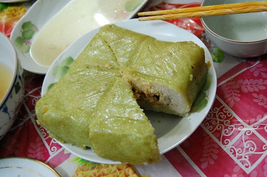 Баньтьынг (пирог из клейкого риса, бобов мунг и свинины) родом из