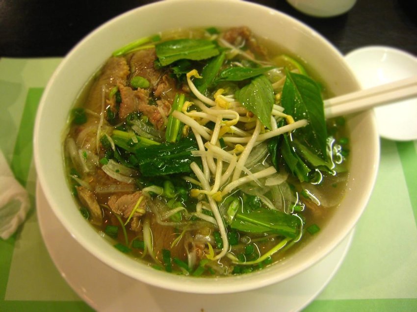 Сытный суп фо с лапшой является традиционным блюдом