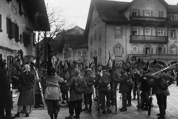Группа отпускников, приехавших покататься на лыжах в Обераммергау. Германия, 1928 год