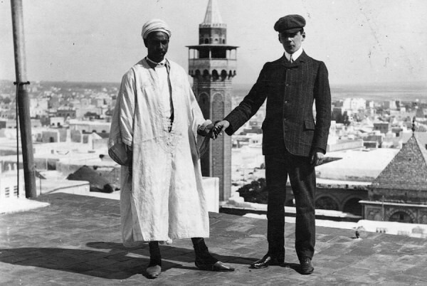 Турист с гидом позируют на открытой террасе в Тунисе. 1908 год