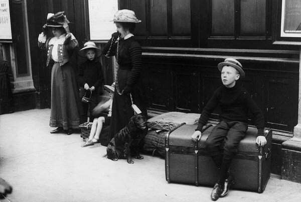 Туристы с багажом ждут прибытия поезда на станции Паддингтон. Великобритания, 1910 год