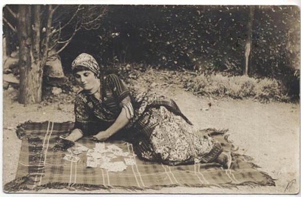 Девушка на пляже на Южном берегу Крыма. 1899 год