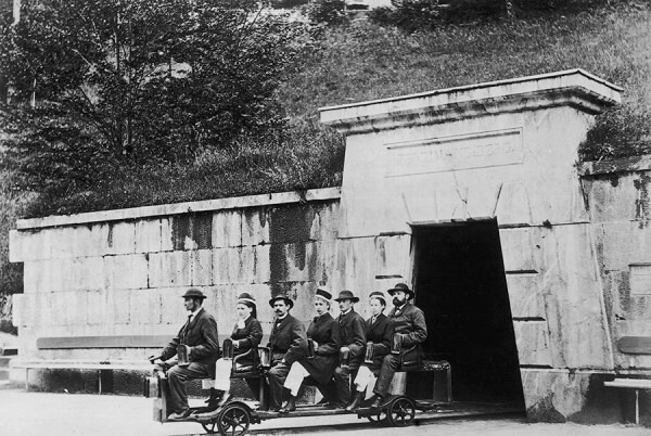 Туристы катаются на специальном поезде в Оберзальцберге, Берхтесгаден. Германия, 1867 год