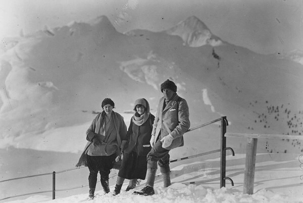 Британские туристы позируют на горе Юнгфрау. Швейцария, 1923 год