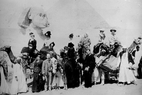На фоне сфинкса в Гизе. Египет, 1880 год