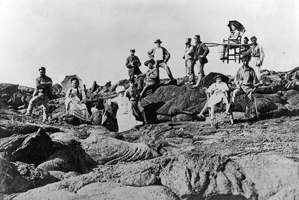 Шерпы сопровождают путешественников во время восхождения на Везувий. Италия, 1888 год