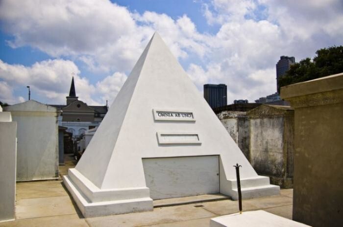 Николас Кейдж прикупил себе могилку с пирамидой