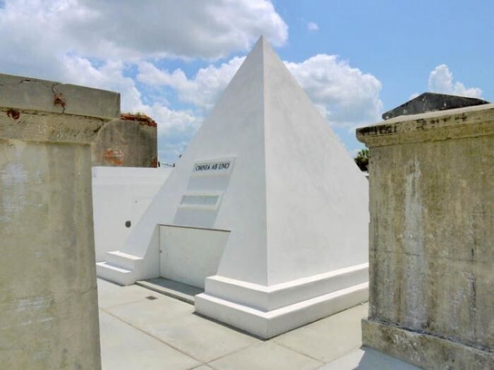 Николас Кейдж прикупил себе могилку с пирамидой