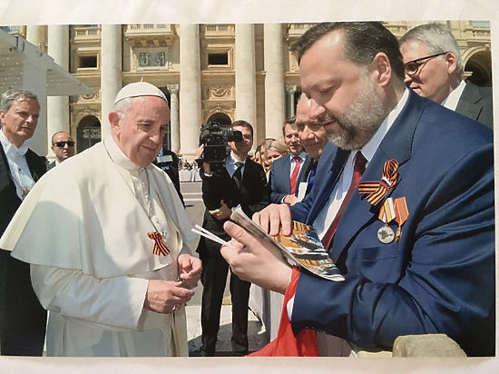 Депутат КПРФ подарил папе Римскому георгиевскую ленточку