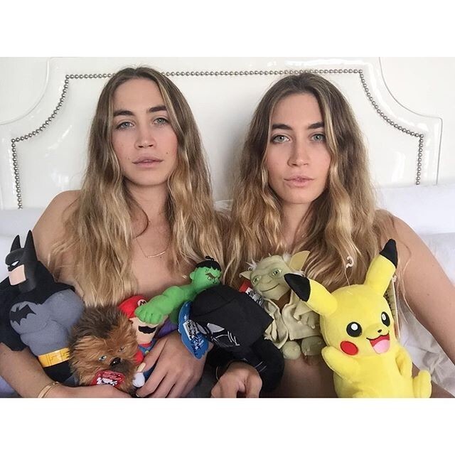 Сестры-близнецы делают откровенные фото с игрушками, после чего продают их