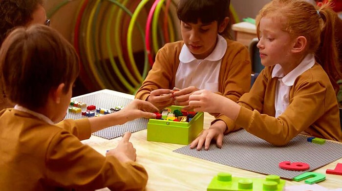 «Кубики Брайля», внешне похожие на LEGO, помогают незрячим детям учиться читать