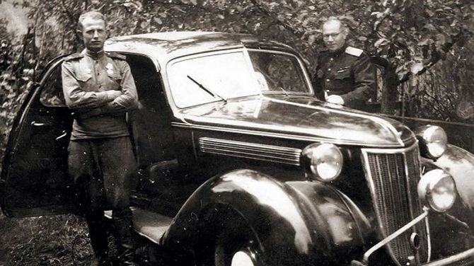 Генерал-майор Кузнецов с личным шофером у своего Wanderer W23