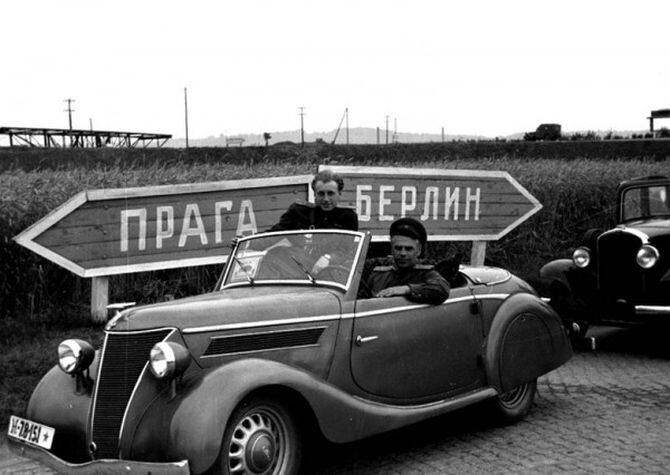 Фотокорреспондент Кинеловский на пути из Берлина за рулем трофейного автомобиля уже с советским номером