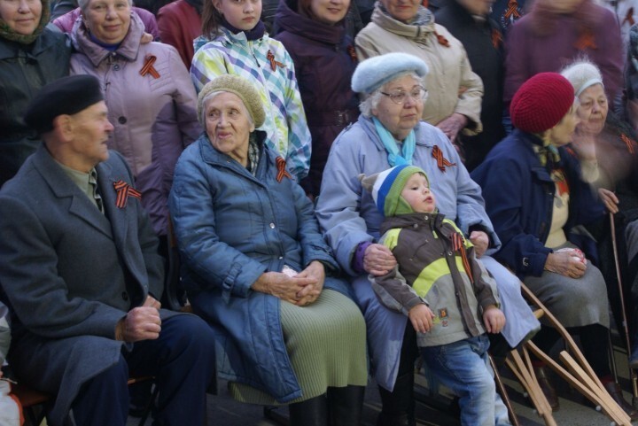 Жители екатеринбургской многоэтажки устроили праздник ветеранам в своём дворе  