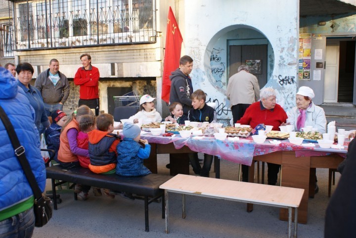 Жители екатеринбургской многоэтажки устроили праздник ветеранам в своём дворе  
