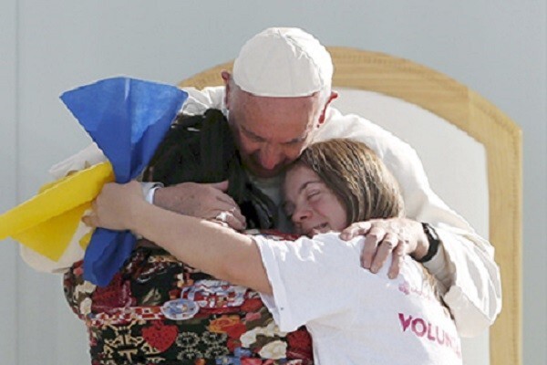 «Не Батько, а Отчим». Как Украина заценила георгиевскую ленту на папе Римском