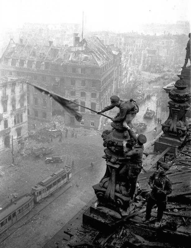 Евгений Халдей, «Знамя Победы над Рейхстагом». История фотографии