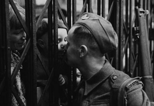 Прощание солдат со своими детьми перед отправкой на фронт