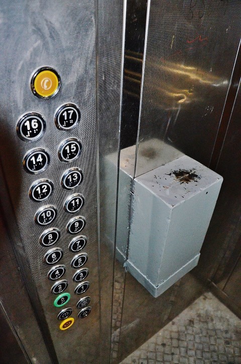 Грузинский позор - проезд в лифте за деньги