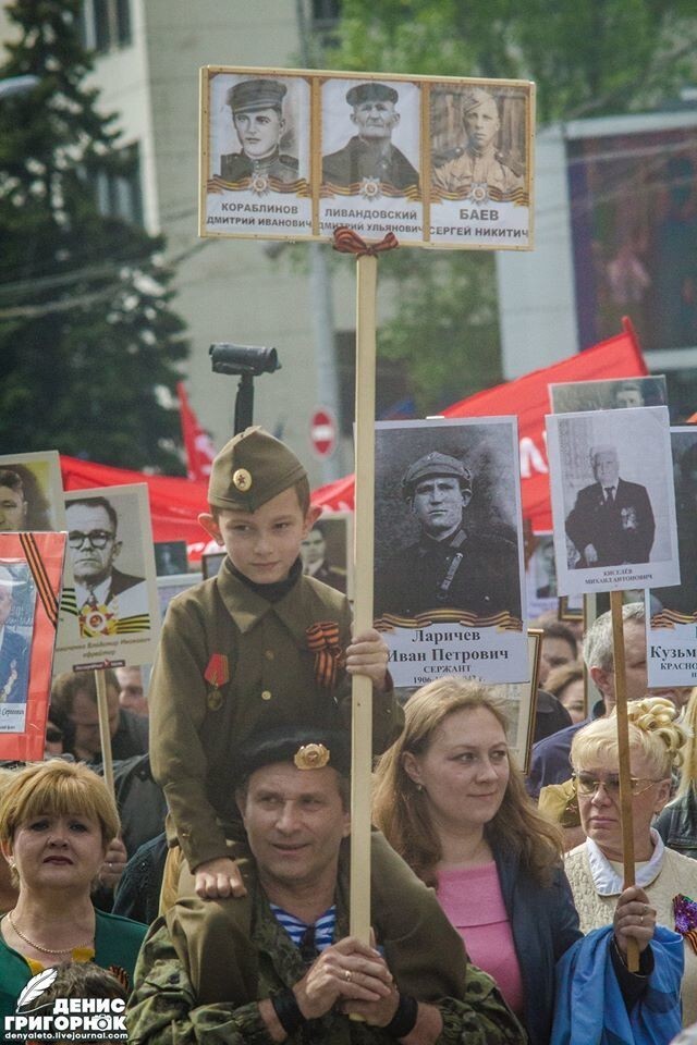 Фоторепортаж с Парада Победы и акции "Бессмертный полк" в Донецке