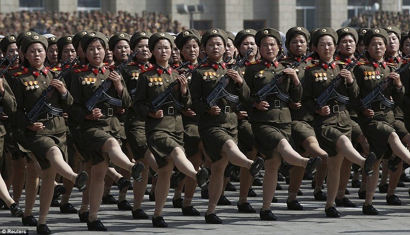 Армии в юбках: кто выходит на парады в мини