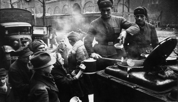 Натуральный кофе вместо расстрелов. Как советские солдаты возвращали Берлин к жизни