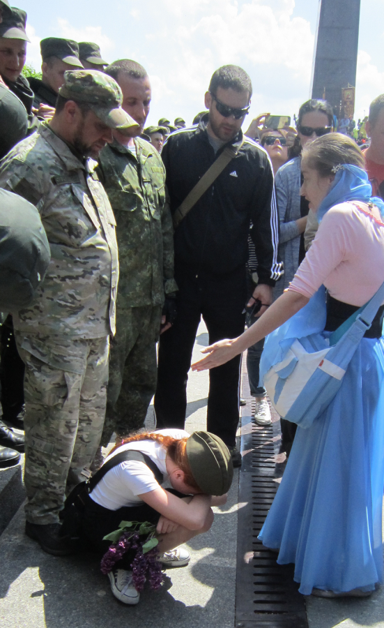 Итак, жена пошла на Бессемейный полк в Киеве. Всю дорогу, от метро Арсенальная, до парка Славы их атаковали одинокие тролли. Но это мелочи, о которых напишу позже. И вот, на Аллее Славы, группа гэроев (под конец мероприятия) напала на маму с ребенком