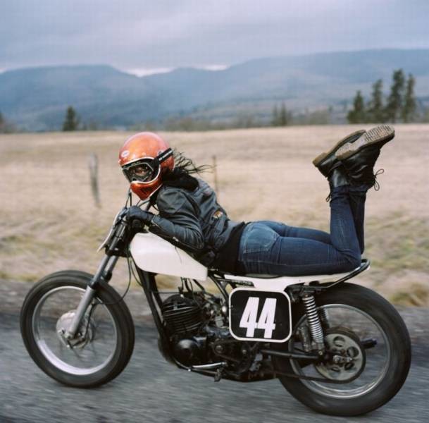 Девушка на мотоцикле 
