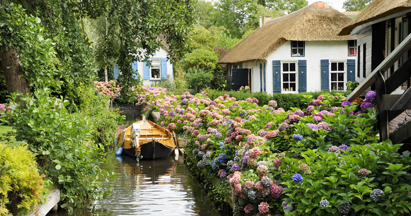 В деревне Гитхорн в Голландии нет ни одной дороги