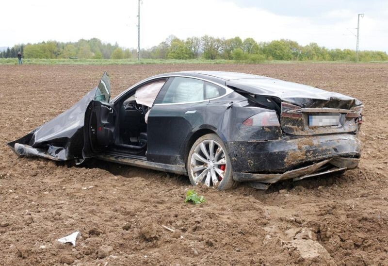 Подросток устроил краш-тест электромобиля Tesla Model S