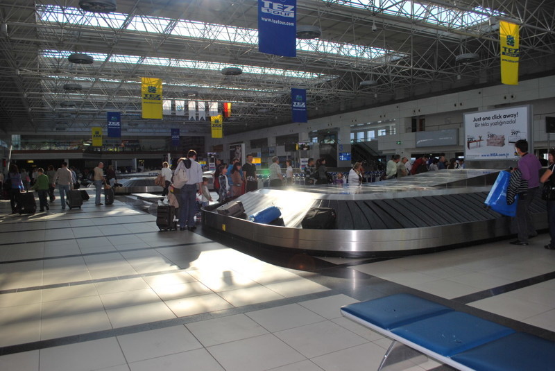 Камеры сняли, как 9-летней девочке зажало руку на транспортёрной ленте в аэропорту Казани
