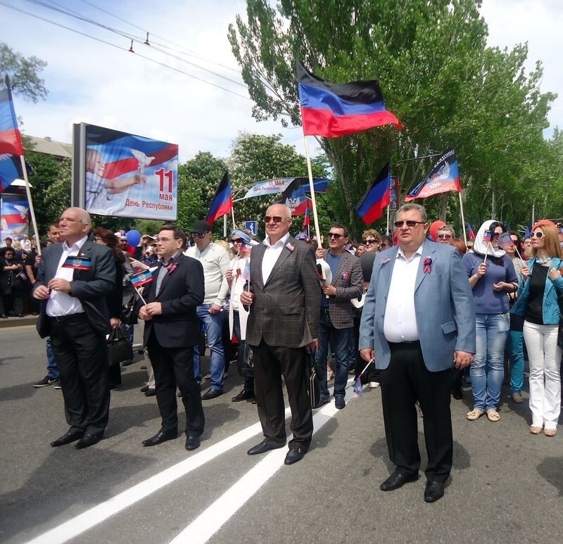 В Донецке состоялось массовое шествие по случаю Дня Республики