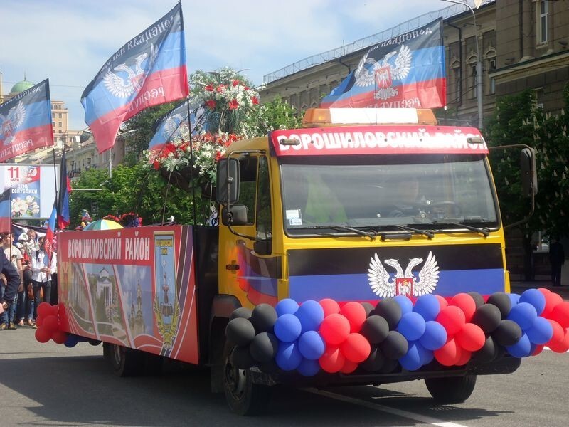 В Донецке состоялось массовое шествие по случаю Дня Республики